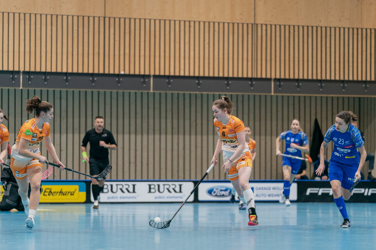Frauen NLA Runde 10 2020/21, Switzerland: 16.01.2021, Kloten, Stighag, Dina Koch (Nr. 6, piranha chur) am Ball

Credit: Claudio Schwarz, unihockey-fotos.ch