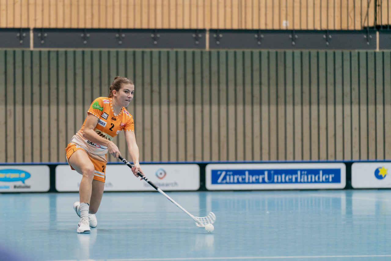 Frauen NLA Runde 10 2020/21, Switzerland: 16.01.2021, Kloten, Stighag, Jana Putzi (Nr. 2, piranha chur) spielt den Ball

Credit: Claudio Schwarz, unihockey-fotos.ch