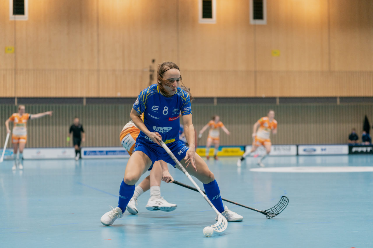 Frauen NLA Runde 10 2020/21, Switzerland: 16.01.2021, Kloten, Stighag, Brigitte Mischler (Nr. 8, Kloten-Dietlikon Jets) am Ball

Credit: Claudio Schwarz, unihockey-fotos.ch