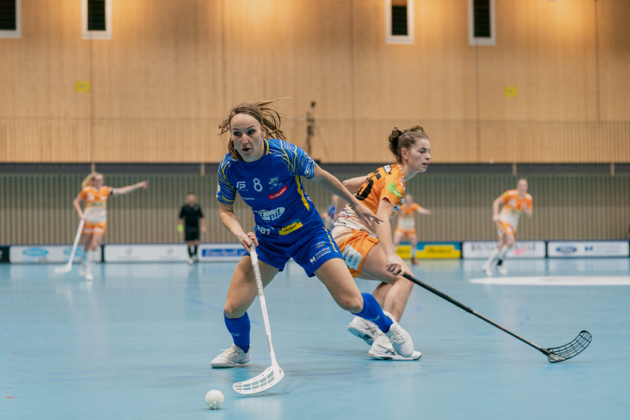 Frauen NLA Runde 10 2020/21, Switzerland: 16.01.2021, Kloten, Stighag, Brigitte Mischler (Nr. 8, Kloten-Dietlikon Jets) springt dem Ball hinterher

Credit: Claudio Schwarz, unihockey-fotos.ch