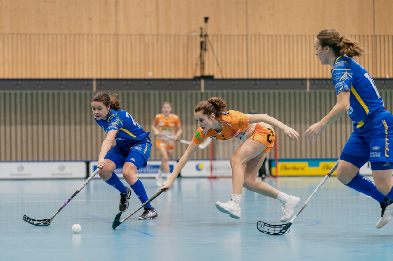 Frauen NLA Runde 10 2020/21, Switzerland: 16.01.2021, Kloten, Stighag, Isabelle Gerig (Nr. 23, Kloten-Dietlikon Jets)  und Marcia Wick (Nr. 11, piranha chur) strecken sich nach dem Ball

Credit: Claudio Schwarz, unihockey-fotos.ch