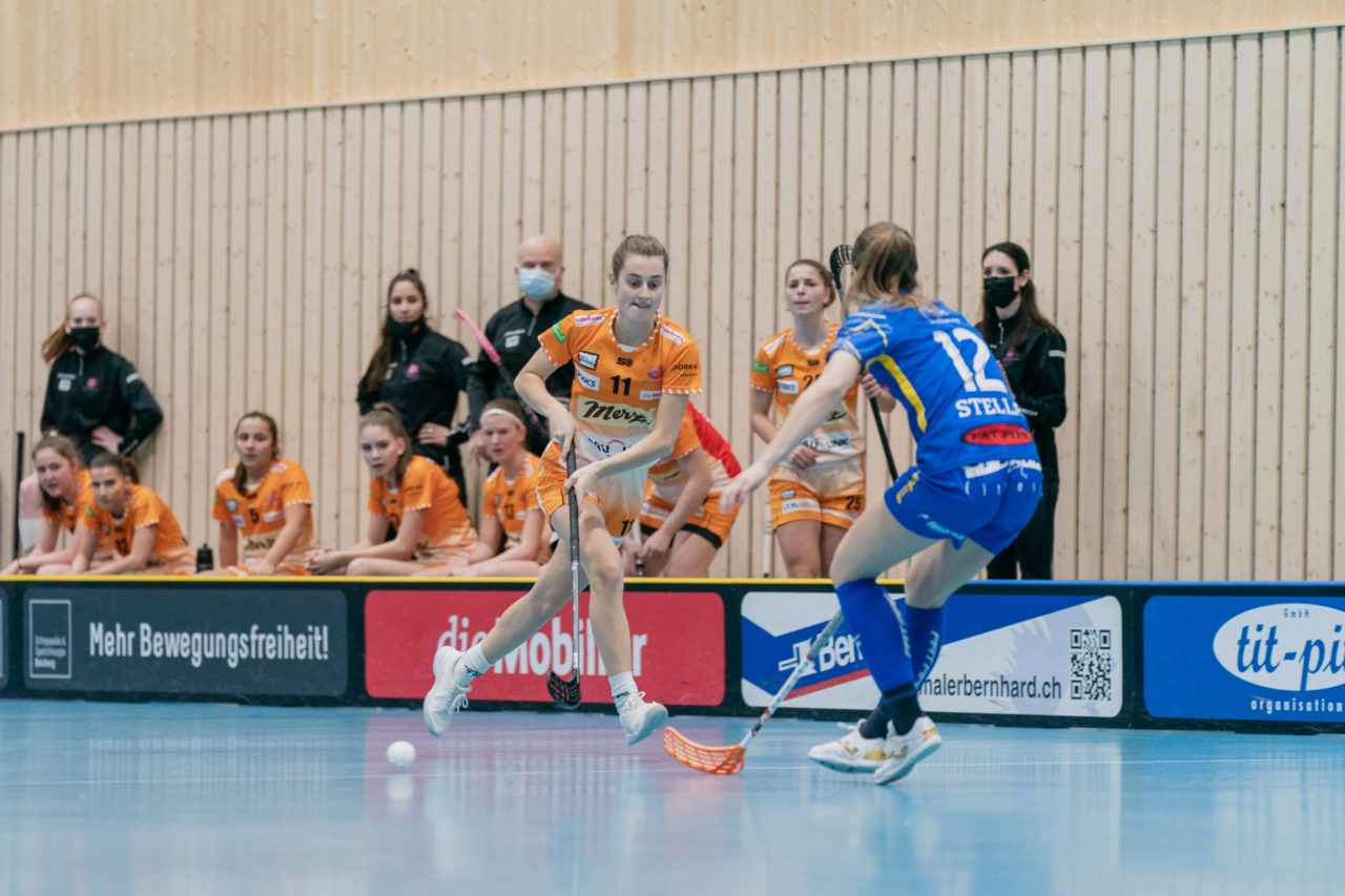 Frauen NLA Runde 10 2020/21, Switzerland: 16.01.2021, Kloten, Stighag, Marcia Wick (Nr. 11, piranha chur) spielt den Ball ab

Credit: Claudio Schwarz, unihockey-fotos.ch