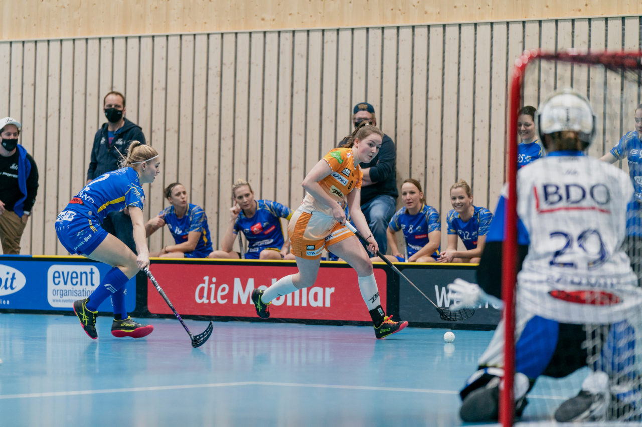 Frauen NLA Runde 10 2020/21, Switzerland: 16.01.2021, Kloten, Stighag, Dina Koch (Nr. 6, piranha chur) am Ball

Credit: Claudio Schwarz, unihockey-fotos.ch