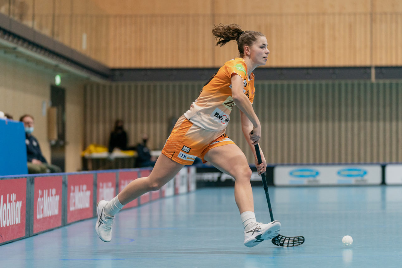 Frauen NLA Runde 10 2020/21, Switzerland: 16.01.2021, Kloten, Stighag, Gentiana Behluli (Nr. 25, piranha chur) schiesst

Credit: Claudio Schwarz, unihockey-fotos.ch