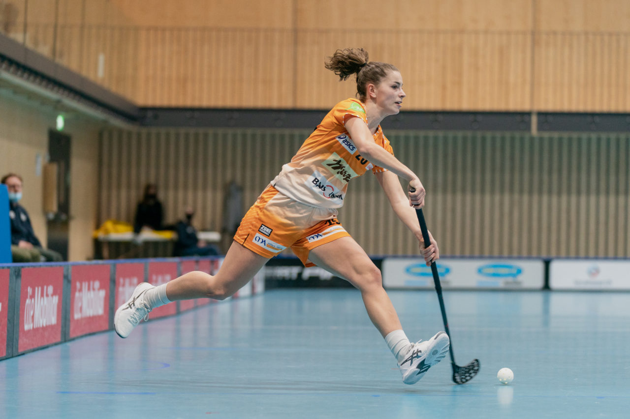 Frauen NLA Runde 10 2020/21, Switzerland: 16.01.2021, Kloten, Stighag, Gentiana Behluli (Nr. 25, piranha chur) schiesst

Credit: Claudio Schwarz, unihockey-fotos.ch
