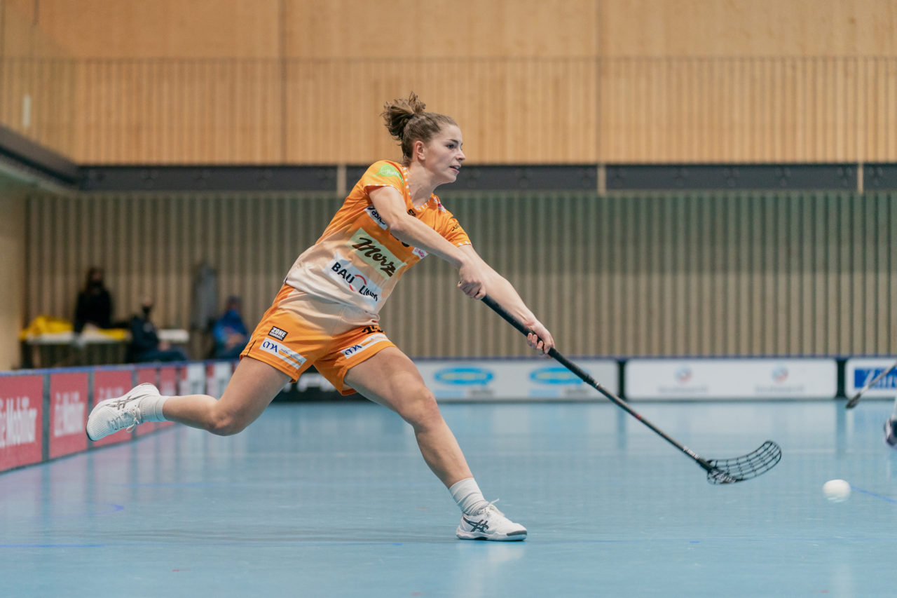 Frauen NLA Runde 10 2020/21, Switzerland: 16.01.2021, Kloten, Stighag, Gentiana Behluli (Nr. 25, piranha chur) schiesst

Credit: Claudio Schwarz, unihockey-fotos.ch
