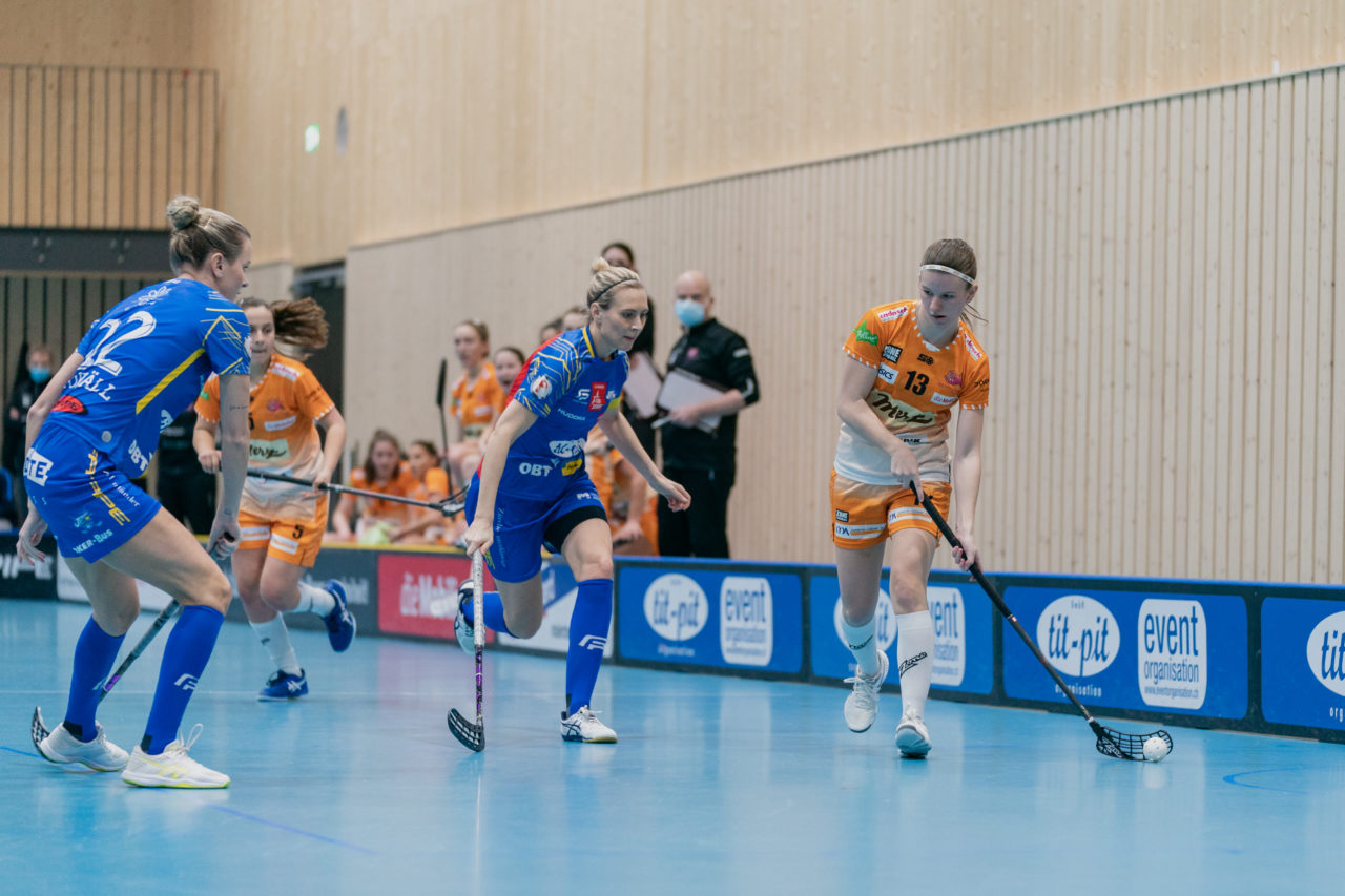 Frauen NLA Runde 10 2020/21, Switzerland: 16.01.2021, Kloten, Stighag, Alessandra Schneller (Nr. 13, piranha chur) am Ball

Credit: Claudio Schwarz, unihockey-fotos.ch