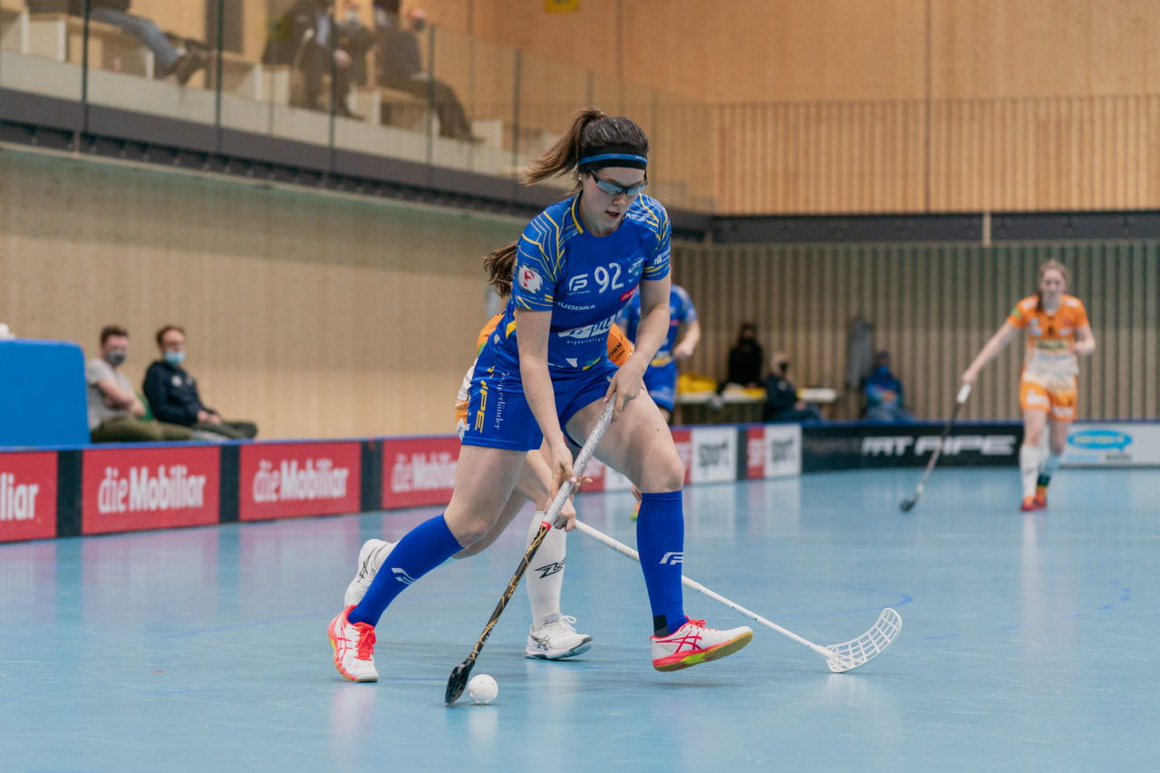 Frauen NLA Runde 10 2020/21, Switzerland: 16.01.2021, Kloten, Stighag, Tanja Bühler (Nr. 92, Kloten-Dietlikon Jets) am Ball

Credit: Claudio Schwarz, unihockey-fotos.ch