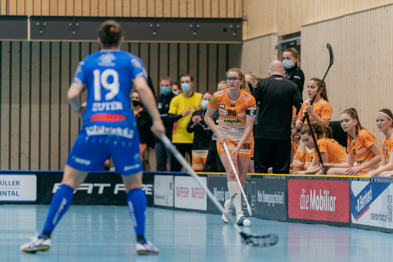 Frauen NLA Runde 10 2020/21, Switzerland: 16.01.2021, Kloten, Stighag, Chiara Gredig (Nr. 96, piranha chur) am Ball

Credit: Claudio Schwarz, unihockey-fotos.ch