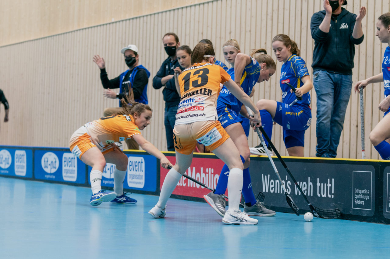 Frauen NLA Runde 10 2020/21, Switzerland: 16.01.2021, Kloten, Stighag, Mirjam Hintermann (Nr. 9, Kloten-Dietlikon Jets) umringt von Churerinnen

Credit: Claudio Schwarz, unihockey-fotos.ch