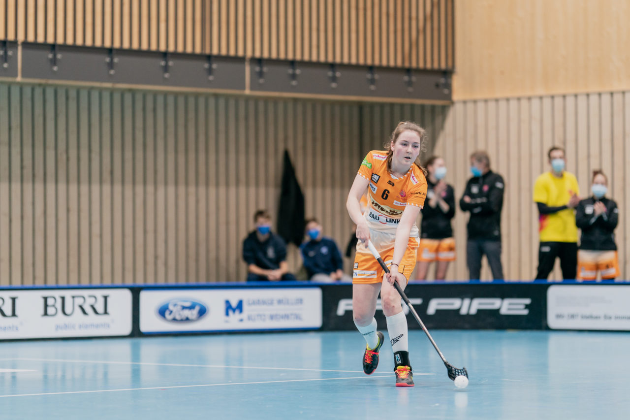 Frauen NLA Runde 10 2020/21, Switzerland: 16.01.2021, Kloten, Stighag, Dina Koch (Nr. 6, piranha chur) spielt den Ball

Credit: Claudio Schwarz, unihockey-fotos.ch