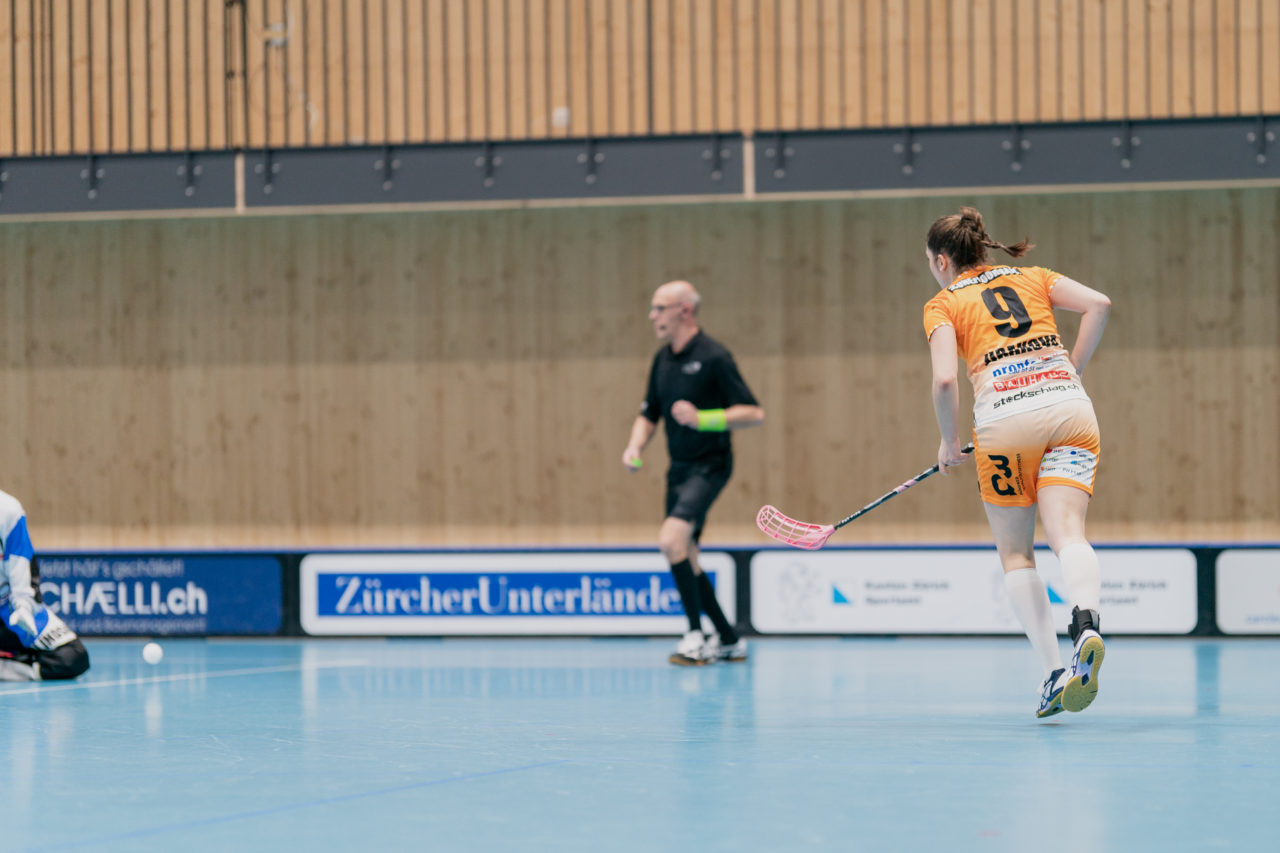 Frauen NLA Runde 10 2020/21, Switzerland: 16.01.2021, Kloten, Stighag, Nela Jiráková (Nr. 9, piranha chur) schiesst

Credit: Claudio Schwarz, unihockey-fotos.ch
