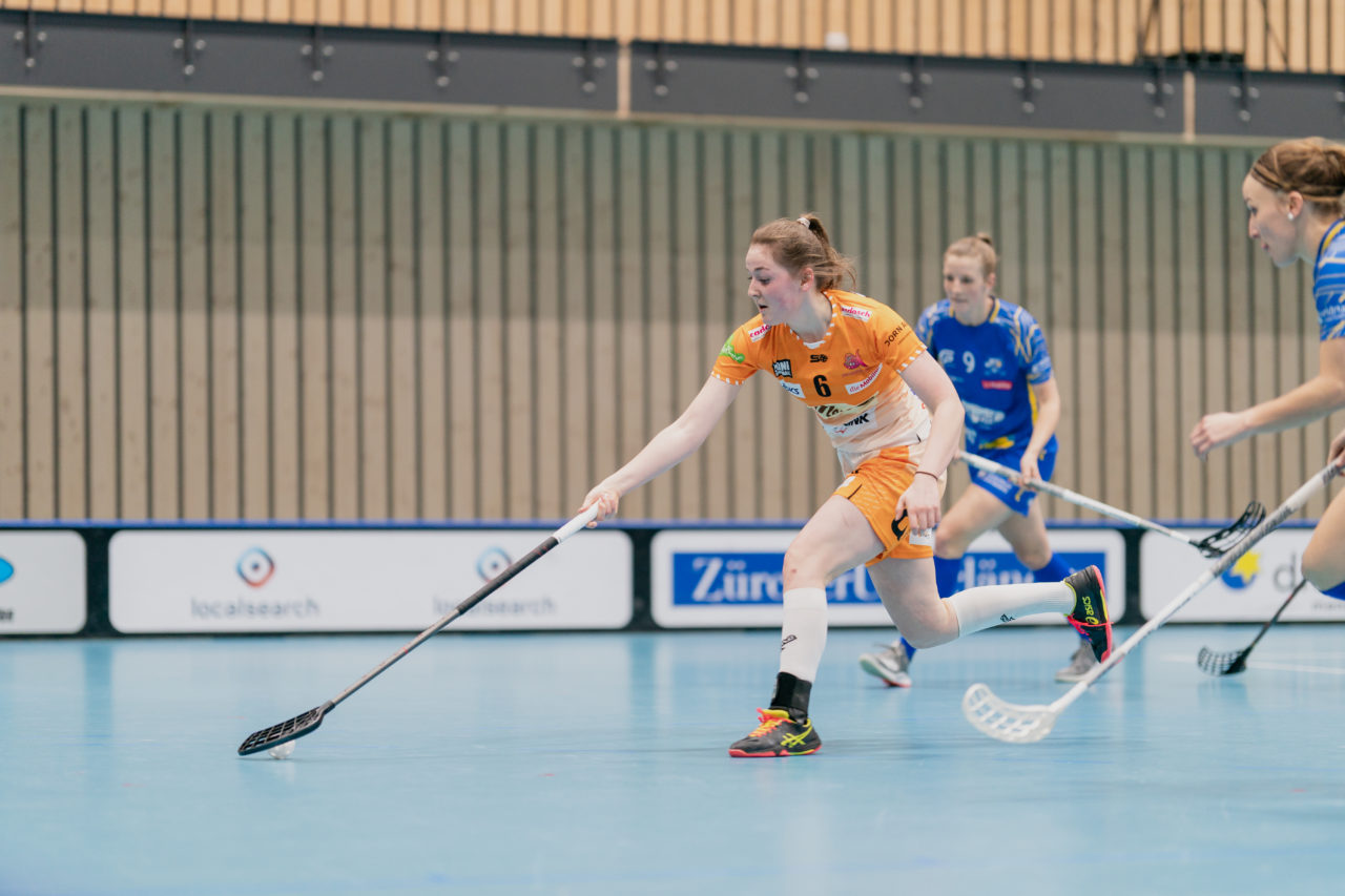 Frauen NLA Runde 10 2020/21, Switzerland: 16.01.2021, Kloten, Stighag, Dina Koch (Nr. 6, piranha chur) streckt sich nach dem Ball

Credit: Claudio Schwarz, unihockey-fotos.ch