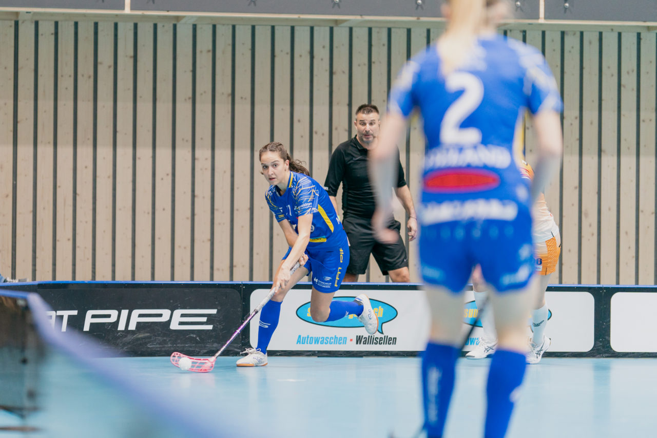 Frauen NLA Runde 10 2020/21, Switzerland: 16.01.2021, Kloten, Stighag, Nina Metzger (Nr. 71, Kloten-Dietlikon Jets) spielt den Ball

Credit: Claudio Schwarz, unihockey-fotos.ch