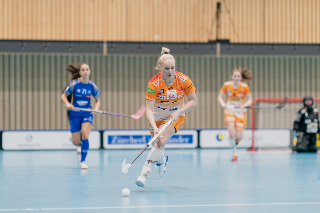Frauen NLA Runde 10 2020/21, Switzerland: 16.01.2021, Kloten, Stighag, Martina Repková (Nr. 23, piranha chur) am Ball

Credit: Claudio Schwarz, unihockey-fotos.ch