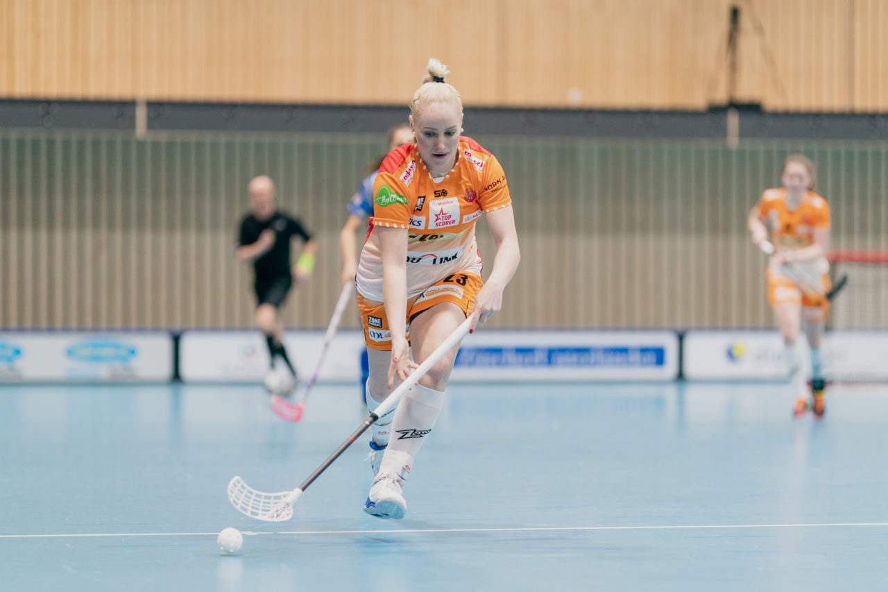Frauen NLA Runde 10 2020/21, Switzerland: 16.01.2021, Kloten, Stighag, Martina Repková (Nr. 23, piranha chur) am Ball

Credit: Claudio Schwarz, unihockey-fotos.ch