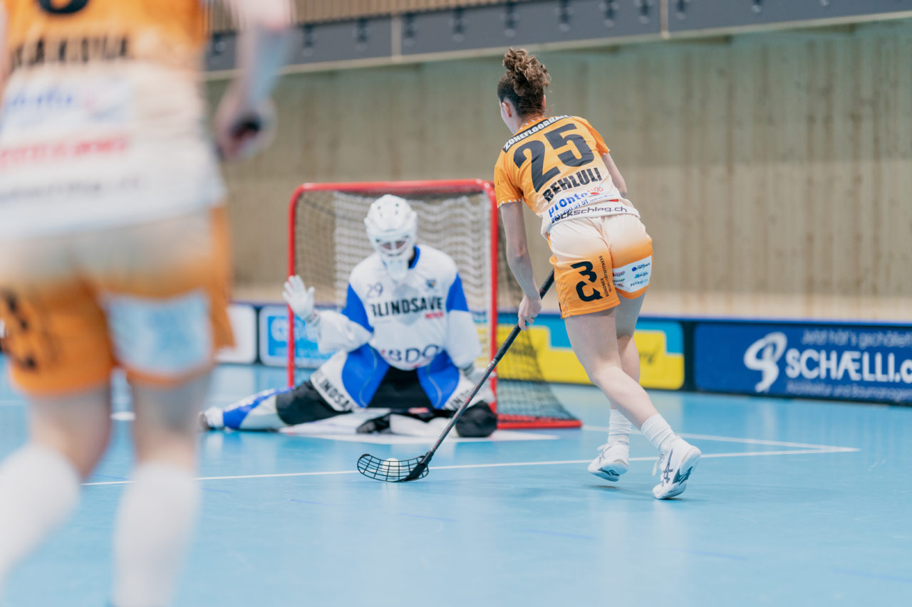 Frauen NLA Runde 10 2020/21, Switzerland: 16.01.2021, Kloten, Stighag, Gentiana Behluli (Nr. 25, piranha chur) alleine vor Monika Schmid (Nr. 29, Kloten-Dietlikon Jets) 

Credit: Claudio Schwarz, unihockey-fotos.ch