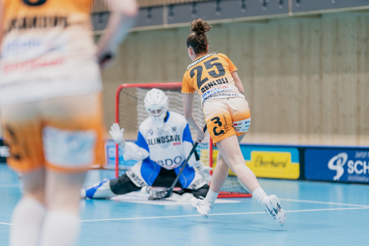 Frauen NLA Runde 10 2020/21, Switzerland: 16.01.2021, Kloten, Stighag, Gentiana Behluli (Nr. 25, piranha chur) schiesst

Credit: Claudio Schwarz, unihockey-fotos.ch