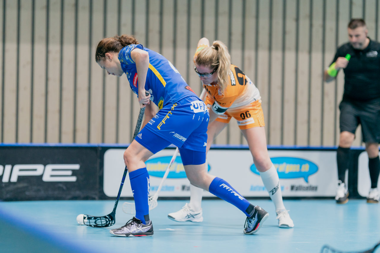 Frauen NLA Runde 10 2020/21, Switzerland: 16.01.2021, Kloten, Stighag, Isabelle Gerig (Nr. 23, Kloten-Dietlikon Jets) beim Bully gegen Chiara Gredig (Nr. 96, piranha chur) 

Credit: Claudio Schwarz, unihockey-fotos.ch