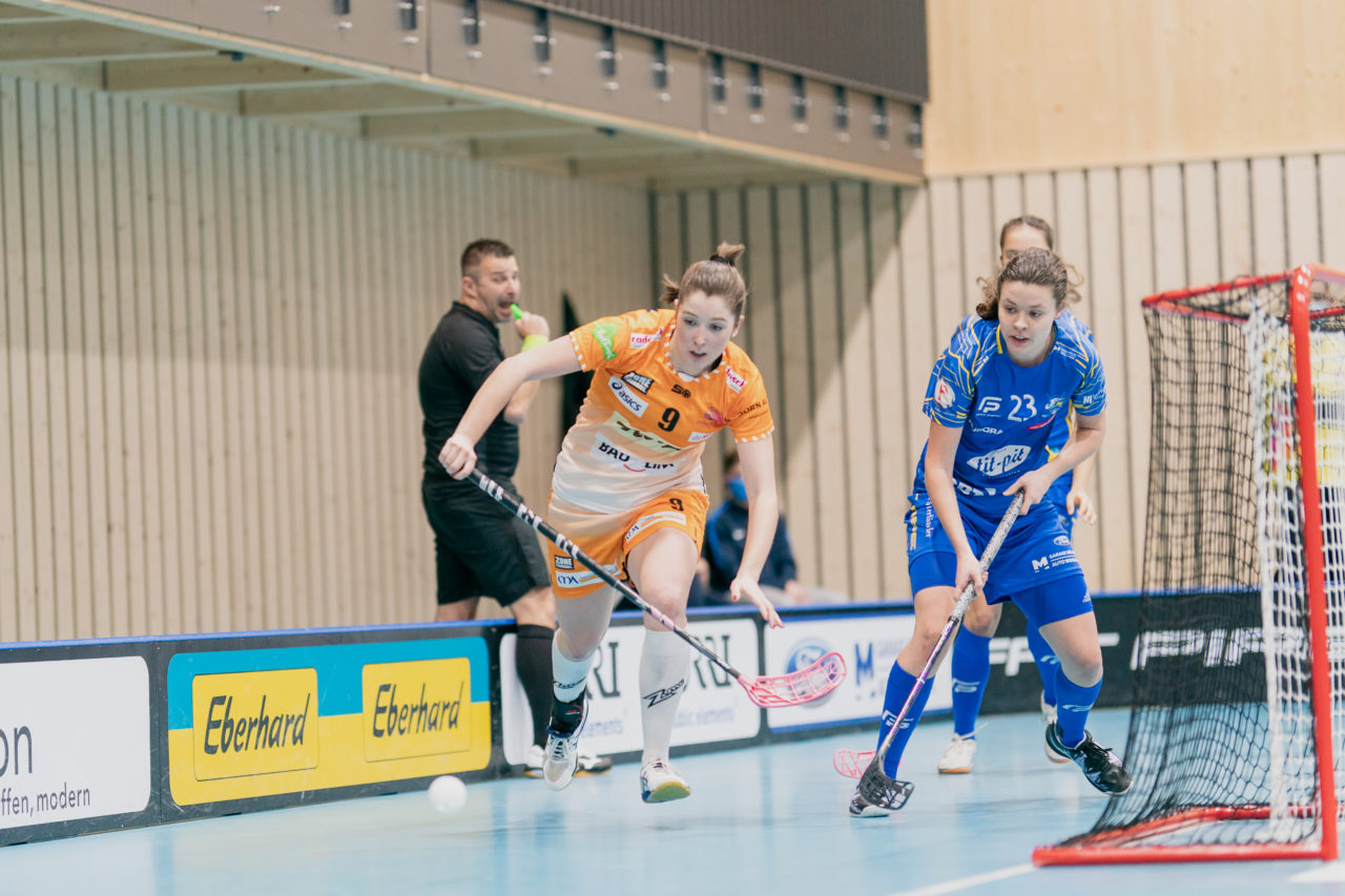 Frauen NLA Runde 10 2020/21, Switzerland: 16.01.2021, Kloten, Stighag, Nela Jiráková (Nr. 9, piranha chur) rennt dem Ball hinterher

Credit: Claudio Schwarz, unihockey-fotos.ch