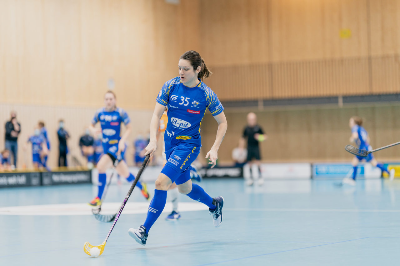 Frauen NLA Runde 10 2020/21, Switzerland: 16.01.2021, Kloten, Stighag, Christelle Wohlhauser (Nr. 35, Kloten-Dietlikon Jets) am Ball

Credit: Claudio Schwarz, unihockey-fotos.ch