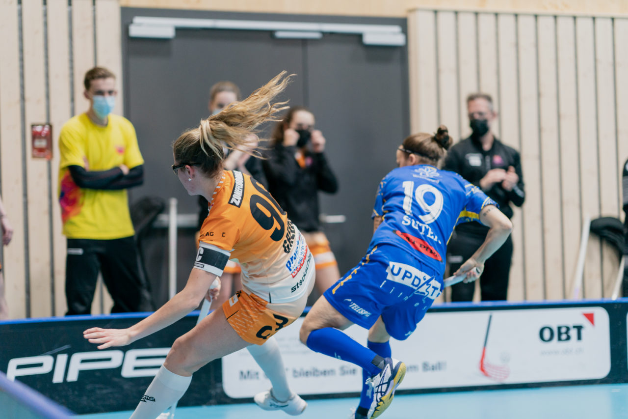 Frauen NLA Runde 10 2020/21, Switzerland: 16.01.2021, Kloten, Stighag, Chiara Gredig (Nr. 96, piranha chur) checkt Julia Suter (Nr. 19, Kloten-Dietlikon Jets) 

Credit: Claudio Schwarz, unihockey-fotos.ch