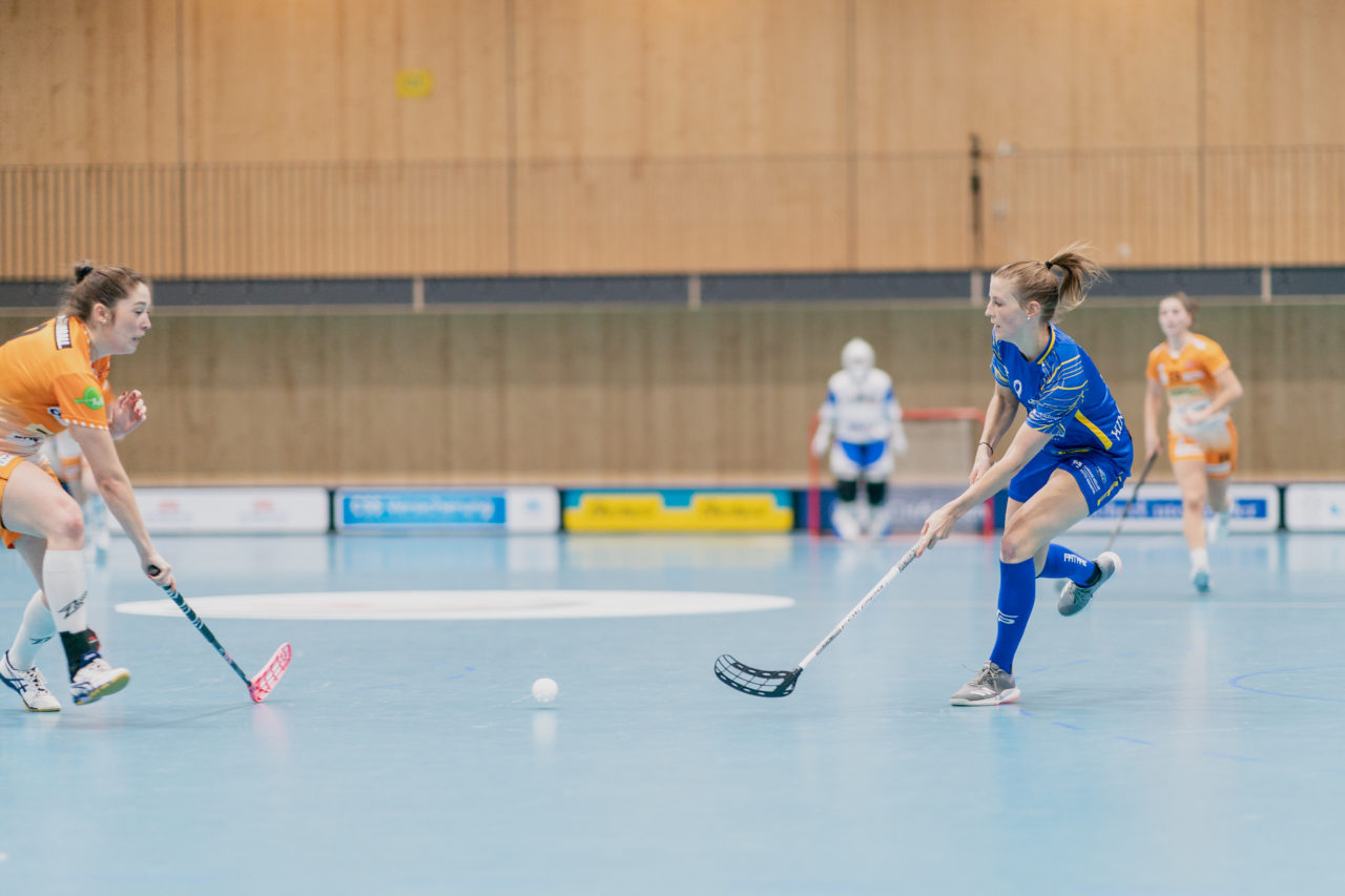 Frauen NLA Runde 10 2020/21, Switzerland: 16.01.2021, Kloten, Stighag, Mirjam Hintermann (Nr. 9, Kloten-Dietlikon Jets) spielt den Ball

Credit: Claudio Schwarz, unihockey-fotos.ch