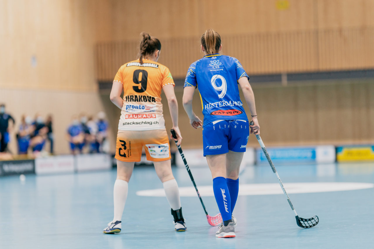 Frauen NLA Runde 10 2020/21, Switzerland: 16.01.2021, Kloten, Stighag, Nela Jiráková (Nr. 9, piranha chur) und Mirjam Hintermann (Nr. 9, Kloten-Dietlikon Jets) 

Credit: Claudio Schwarz, unihockey-fotos.ch