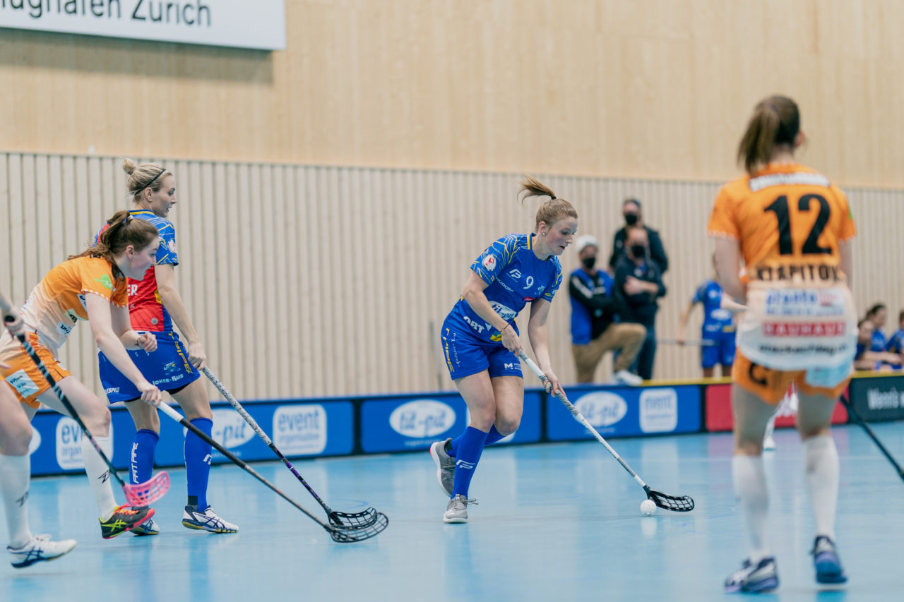 Frauen NLA Runde 10 2020/21, Switzerland: 16.01.2021, Kloten, Stighag, Mirjam Hintermann (Nr. 9, Kloten-Dietlikon Jets) am Ball

Credit: Claudio Schwarz, unihockey-fotos.ch