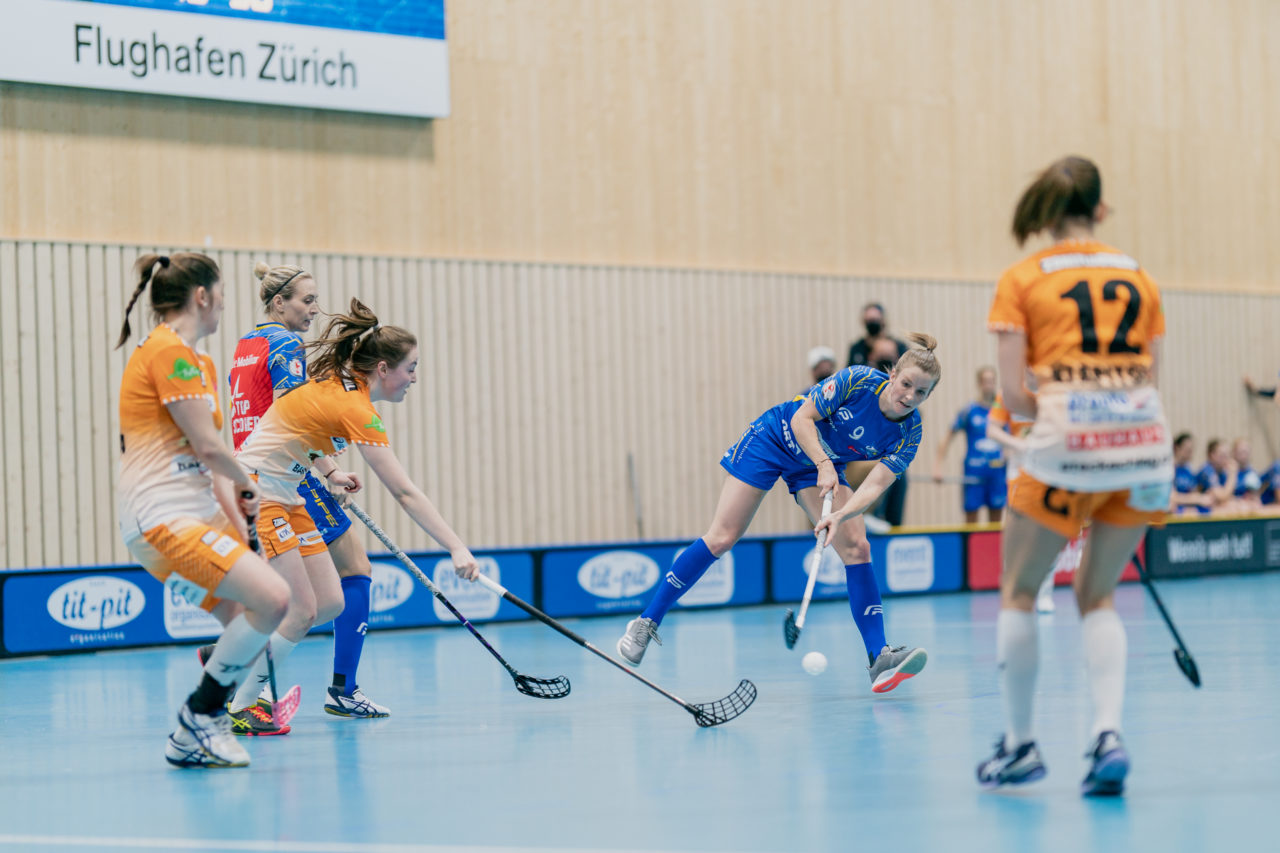 Frauen NLA Runde 10 2020/21, Switzerland: 16.01.2021, Kloten, Stighag, Mirjam Hintermann (Nr. 9, Kloten-Dietlikon Jets) schiesst

Credit: Claudio Schwarz, unihockey-fotos.ch