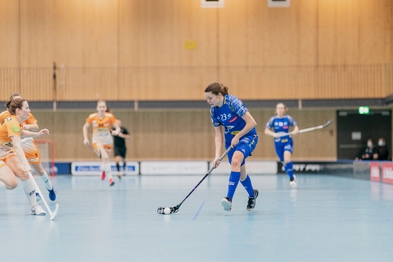 Frauen NLA Runde 10 2020/21, Switzerland: 16.01.2021, Kloten, Stighag, Isabelle Gerig (Nr. 23, Kloten-Dietlikon Jets) am Ball

Credit: Claudio Schwarz, unihockey-fotos.ch
