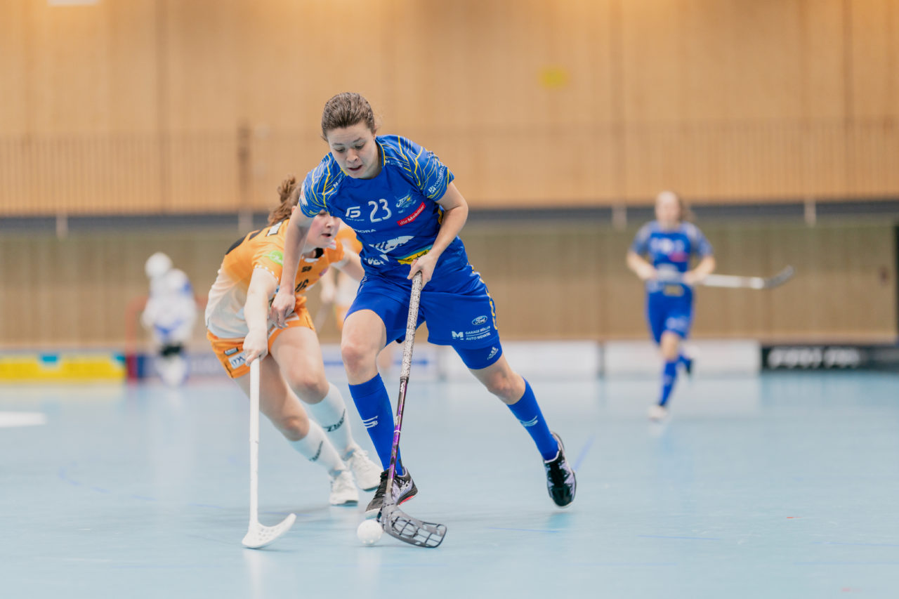 Frauen NLA Runde 10 2020/21, Switzerland: 16.01.2021, Kloten, Stighag, Isabelle Gerig (Nr. 23, Kloten-Dietlikon Jets) wird von Nicole Capatt (Nr. 16, piranha chur) gestört

Credit: Claudio Schwarz, unihockey-fotos.ch