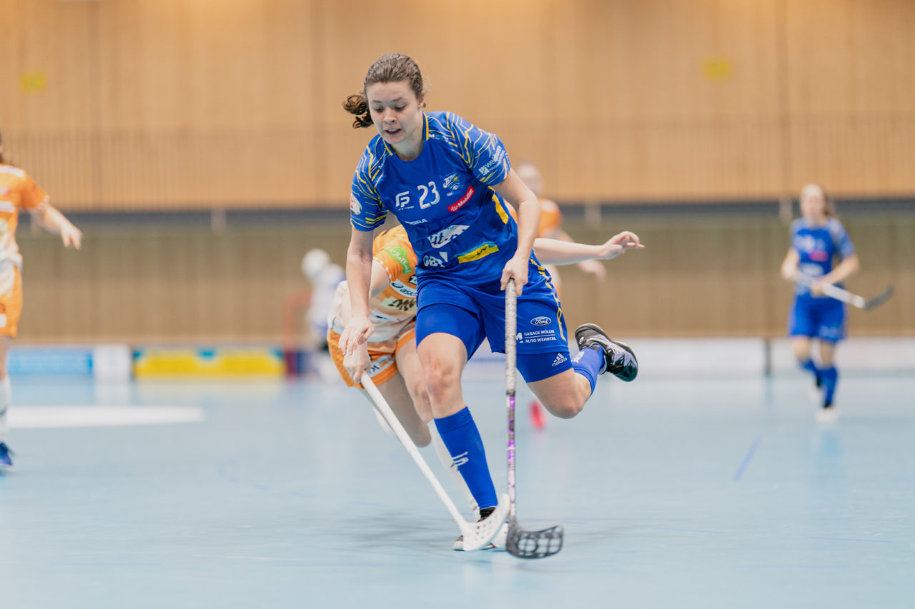 Frauen NLA Runde 10 2020/21, Switzerland: 16.01.2021, Kloten, Stighag, Isabelle Gerig (Nr. 23, Kloten-Dietlikon Jets) wird von Nicole Capatt (Nr. 16, piranha chur) gestört

Credit: Claudio Schwarz, unihockey-fotos.ch