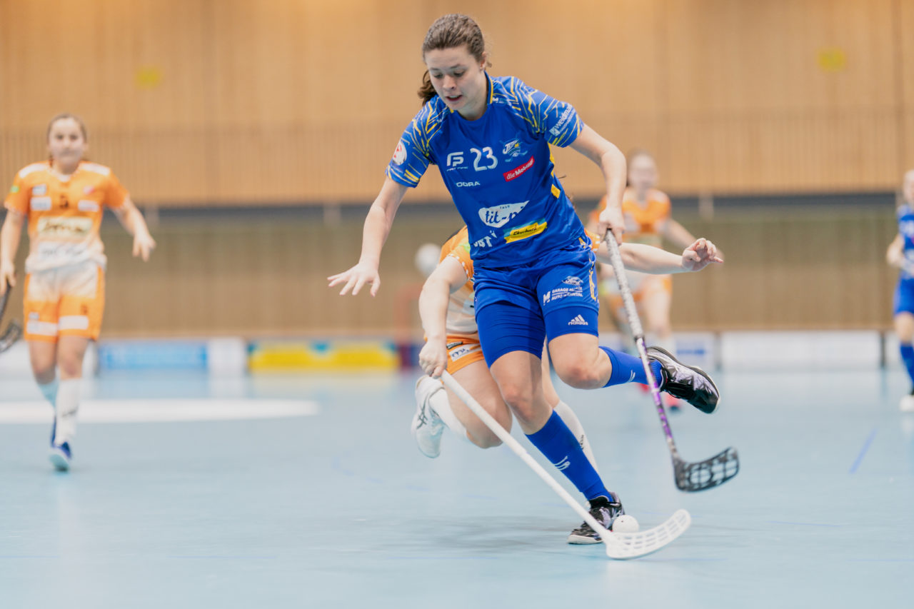 Frauen NLA Runde 10 2020/21, Switzerland: 16.01.2021, Kloten, Stighag, Isabelle Gerig (Nr. 23, Kloten-Dietlikon Jets) wird von Nicole Capatt (Nr. 16, piranha chur) gestört

Credit: Claudio Schwarz, unihockey-fotos.ch
