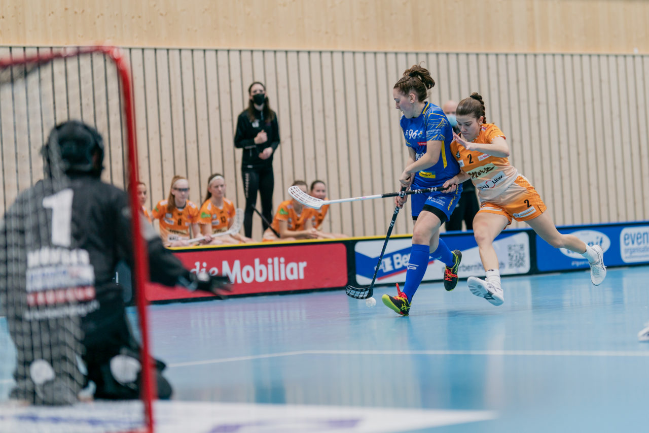 Frauen NLA Runde 10 2020/21, Switzerland: 16.01.2021, Kloten, Stighag, Jana Putzi (Nr. 2, piranha chur) stört Ronja Niederberger (Nr. 96, Kloten-Dietlikon Jets) 

Credit: Claudio Schwarz, unihockey-fotos.ch