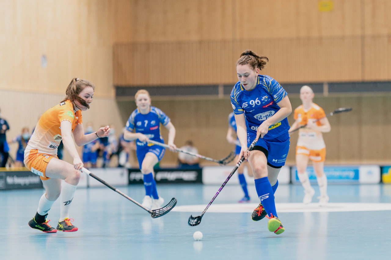 Frauen NLA Runde 10 2020/21, Switzerland: 16.01.2021, Kloten, Stighag, Ronja Niederberger (Nr. 96, Kloten-Dietlikon Jets) am Ball

Credit: Claudio Schwarz, unihockey-fotos.ch