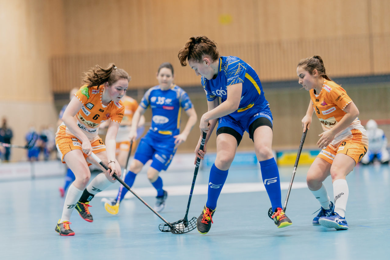 Frauen NLA Runde 10 2020/21, Switzerland: 16.01.2021, Kloten, Stighag, Dina Koch (Nr. 6, piranha chur) stört Ronja Niederberger (Nr. 96, Kloten-Dietlikon Jets) 

Credit: Claudio Schwarz, unihockey-fotos.ch