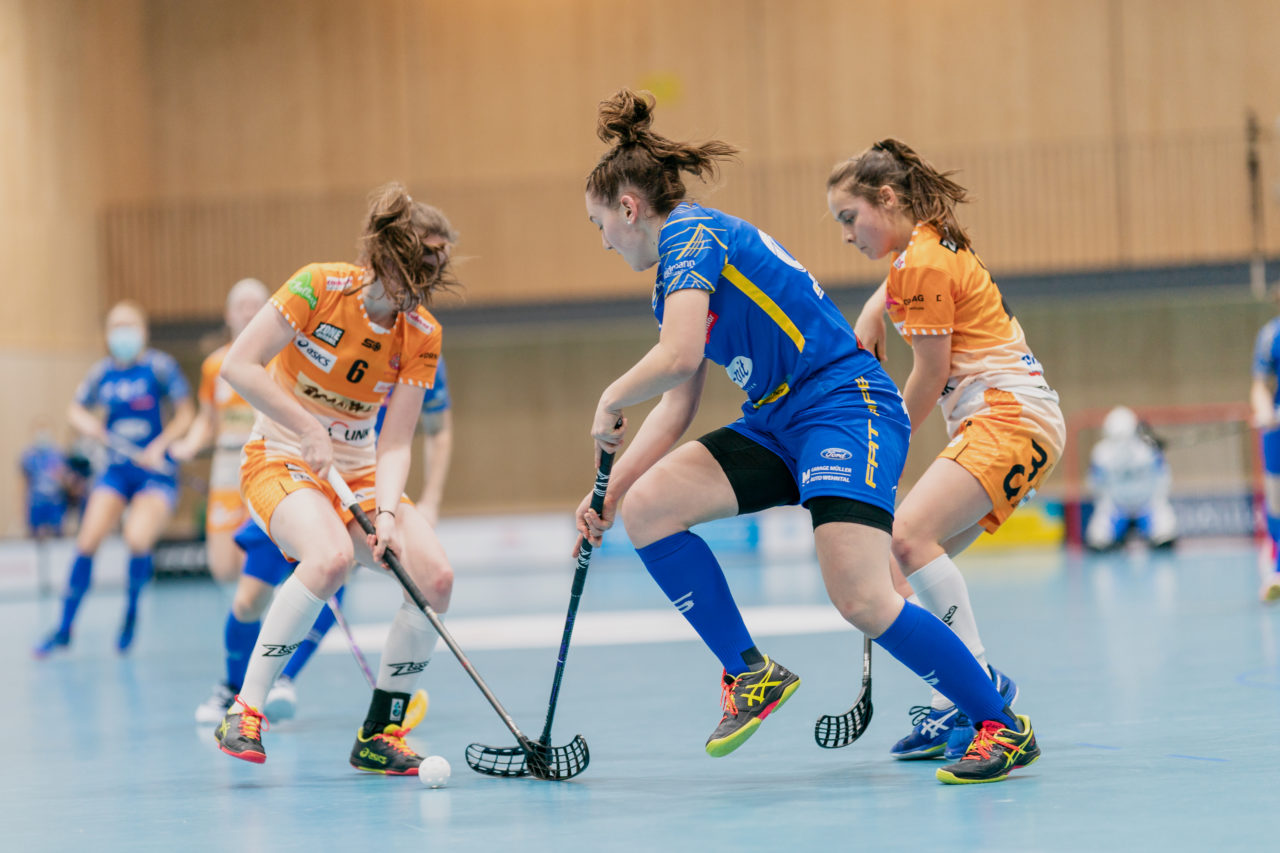 Frauen NLA Runde 10 2020/21, Switzerland: 16.01.2021, Kloten, Stighag, Dina Koch (Nr. 6, piranha chur) stört Ronja Niederberger (Nr. 96, Kloten-Dietlikon Jets) 

Credit: Claudio Schwarz, unihockey-fotos.ch