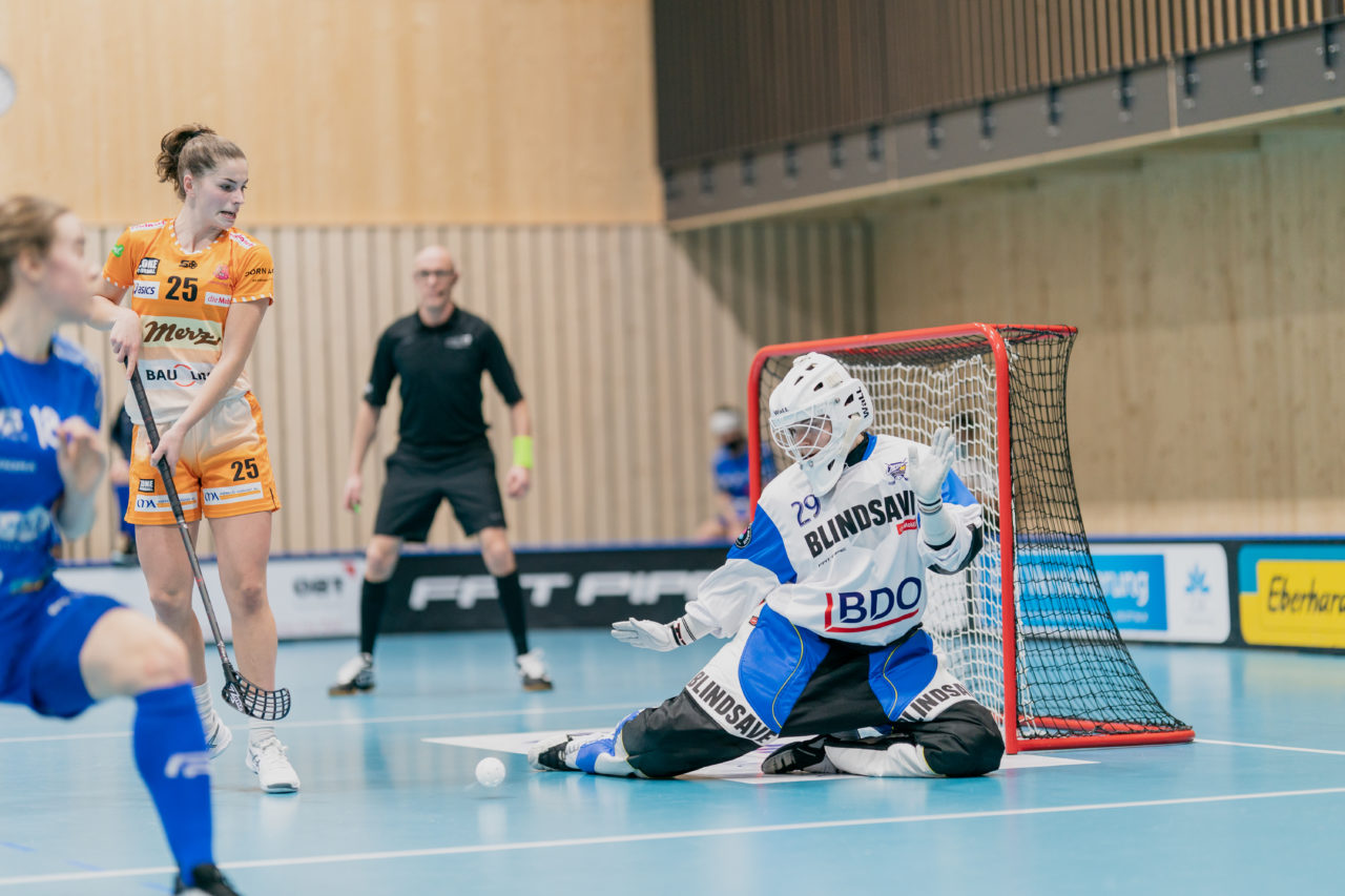 Frauen NLA Runde 10 2020/21, Switzerland: 16.01.2021, Kloten, Stighag, Monika Schmid (Nr. 29, Kloten-Dietlikon Jets) wehrt mit dem Fuss ab

Credit: Claudio Schwarz, unihockey-fotos.ch
