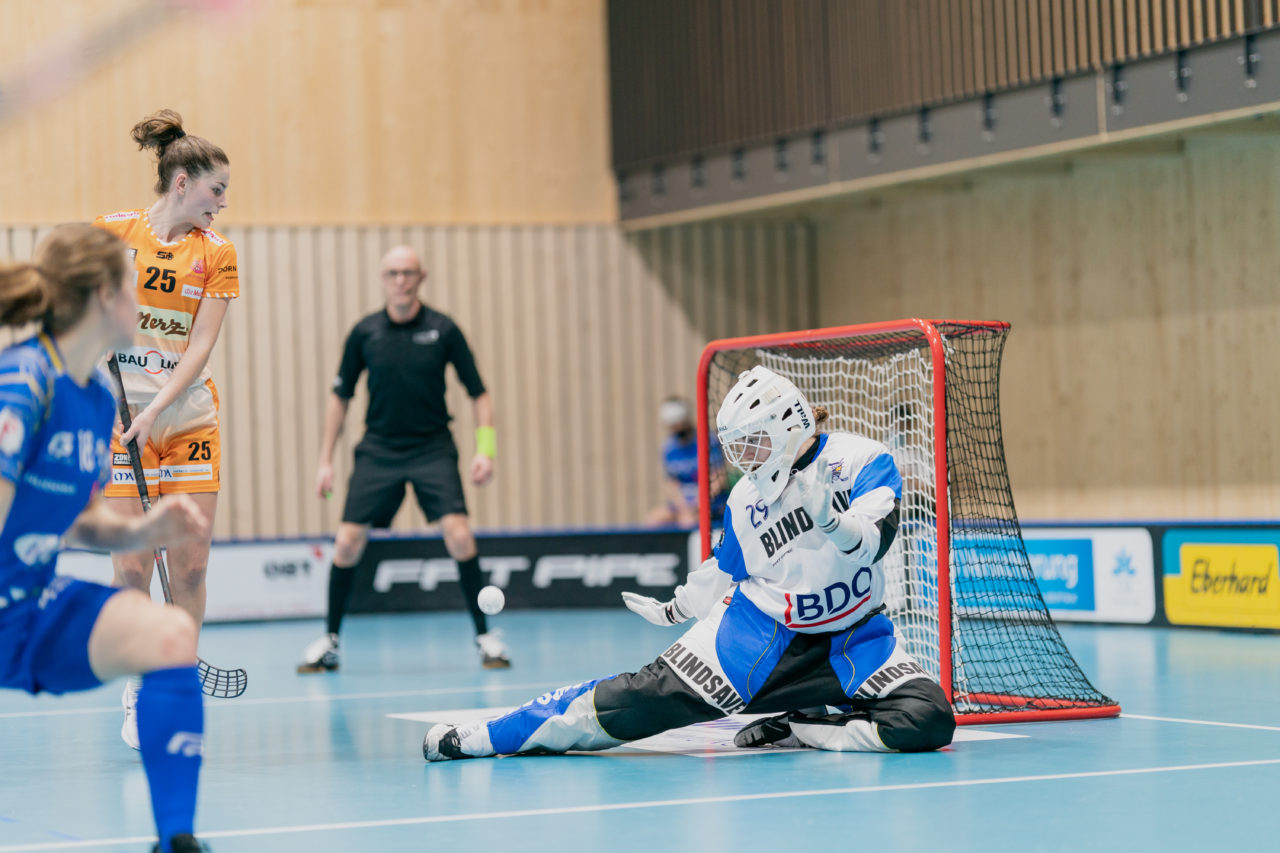 Frauen NLA Runde 10 2020/21, Switzerland: 16.01.2021, Kloten, Stighag, Monika Schmid (Nr. 29, Kloten-Dietlikon Jets) wehrt mit dem Fuss ab

Credit: Claudio Schwarz, unihockey-fotos.ch