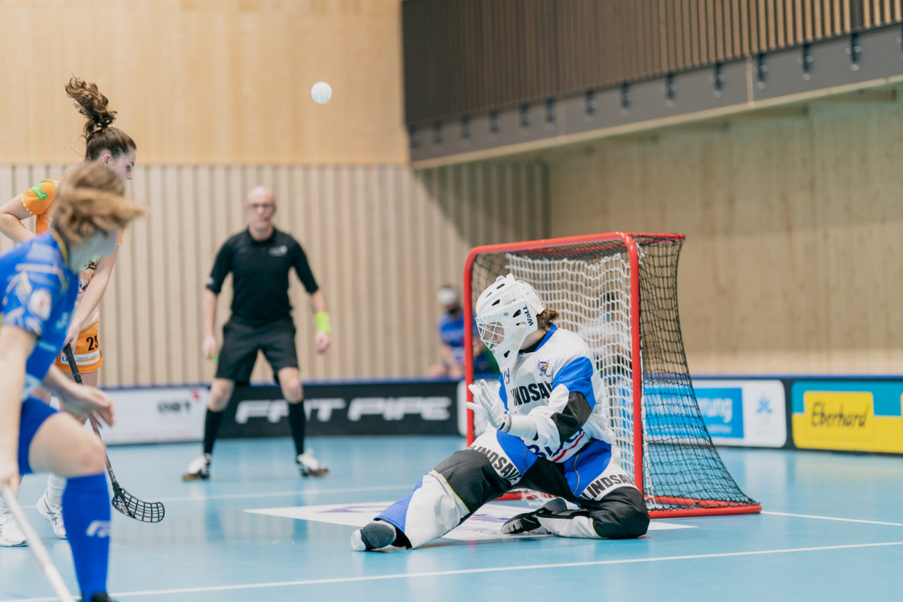 Frauen NLA Runde 10 2020/21, Switzerland: 16.01.2021, Kloten, Stighag, Monika Schmid (Nr. 29, Kloten-Dietlikon Jets) wehrt mit dem Fuss ab

Credit: Claudio Schwarz, unihockey-fotos.ch