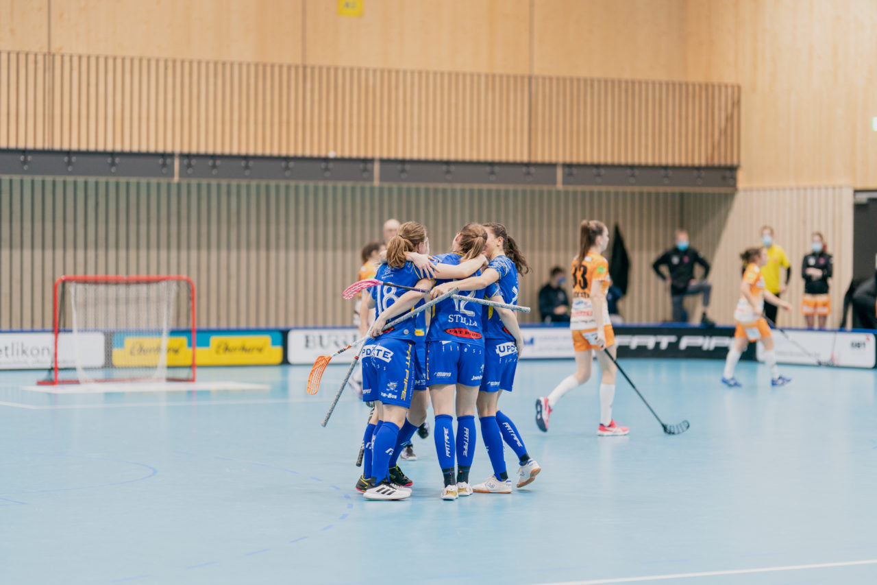 Frauen NLA Runde 10 2020/21, Switzerland: 16.01.2021, Kloten, Stighag, die Jets jubeln

Credit: Claudio Schwarz, unihockey-fotos.ch