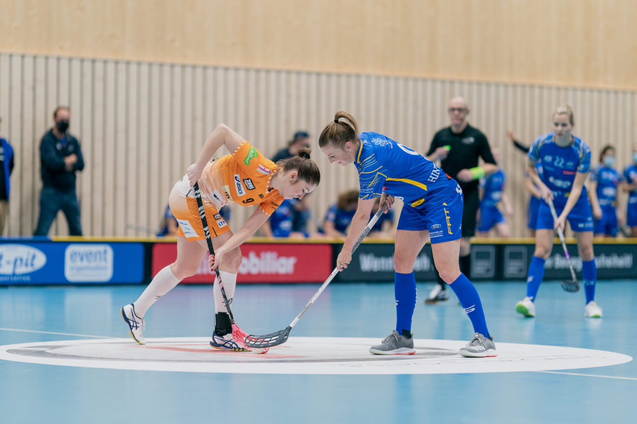 Frauen NLA Runde 10 2020/21, Switzerland: 16.01.2021, Kloten, Stighag, Nela Jiráková (Nr. 9, piranha chur) beim Bully gegen Mirjam Hintermann (Nr. 9, Kloten-Dietlikon Jets) 

Credit: Claudio Schwarz, unihockey-fotos.ch