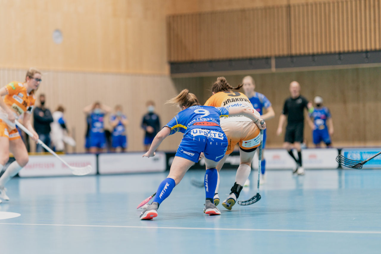 Frauen NLA Runde 10 2020/21, Switzerland: 16.01.2021, Kloten, Stighag, Mirjam Hintermann (Nr. 9, Kloten-Dietlikon Jets) bedrängt Nela Jiráková (Nr. 9, piranha chur) 

Credit: Claudio Schwarz, unihockey-fotos.ch
