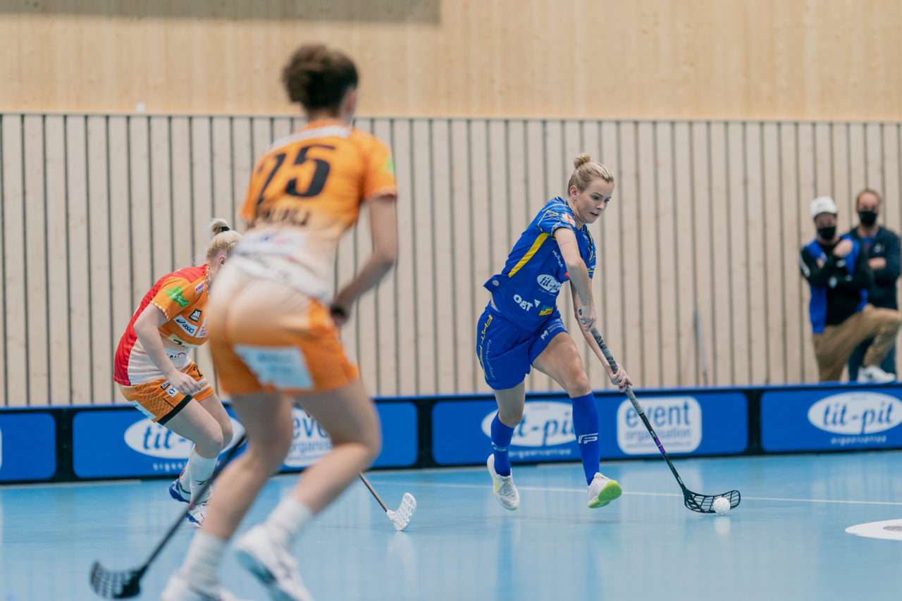 Frauen NLA Runde 10 2020/21, Switzerland: 16.01.2021, Kloten, Stighag, Iza Rydfjäll (Nr. 22, Kloten-Dietlikon Jets) am Ball

Credit: Claudio Schwarz, unihockey-fotos.ch