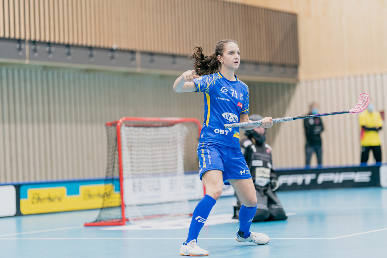 Frauen NLA Runde 10 2020/21, Switzerland: 16.01.2021, Kloten, Stighag, Nina Metzger (Nr. 71, Kloten-Dietlikon Jets) zeigt den Weg an

Credit: Claudio Schwarz, unihockey-fotos.ch