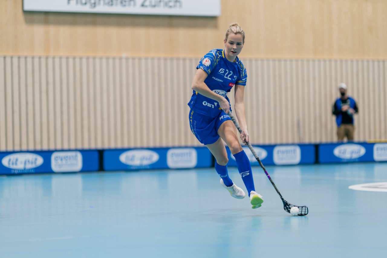 Frauen NLA Runde 10 2020/21, Switzerland: 16.01.2021, Kloten, Stighag, Iza Rydfjäll (Nr. 22, Kloten-Dietlikon Jets) am Ball

Credit: Claudio Schwarz, unihockey-fotos.ch