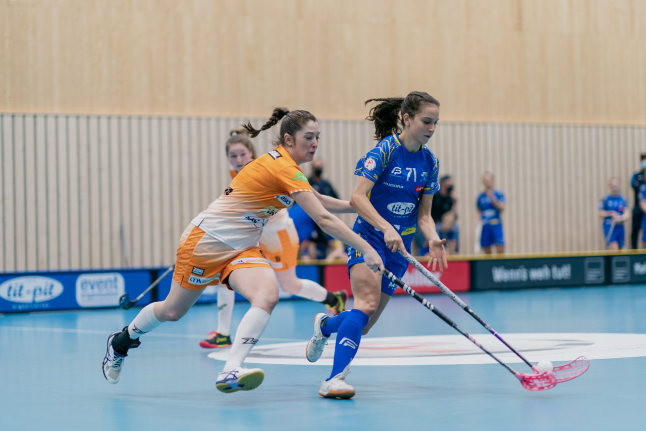 Frauen NLA Runde 10 2020/21, Switzerland: 16.01.2021, Kloten, Stighag, Nina Metzger (Nr. 71, Kloten-Dietlikon Jets) wird von Martina Repková (Nr. 23, piranha chur) gestört

Credit: Claudio Schwarz, unihockey-fotos.ch