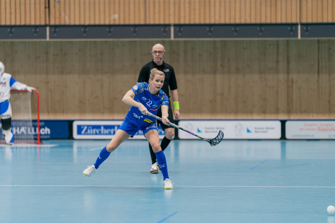 Frauen NLA Runde 10 2020/21, Switzerland: 16.01.2021, Kloten, Stighag, Iza Rydfjäll (Nr. 22, Kloten-Dietlikon Jets) spielt den Ball

Credit: Claudio Schwarz, unihockey-fotos.ch