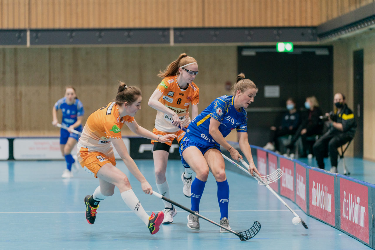 Frauen NLA Runde 10 2020/21, Switzerland: 16.01.2021, Kloten, Stighag, Mirjam Hintermann (Nr. 9, Kloten-Dietlikon Jets) umringt von Nela Jiráková (Nr. 9, piranha chur) und Vanessa Koch (Nr. 8, piranha chur) 

Credit: Claudio Schwarz, unihockey-fotos.ch
